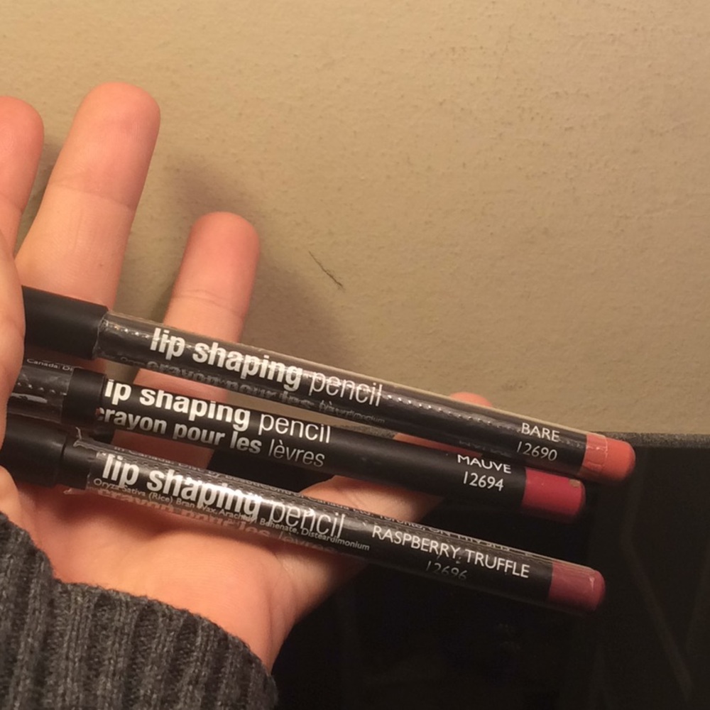 ❗️TRADED❗️Lip shaping colored pencils